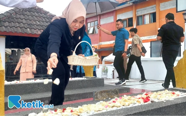 Thumbnail Ketua DPRD Kabupaten Bandung Ingatkan Pentingnya Ziarah ke Makam Bupati Terdahulu