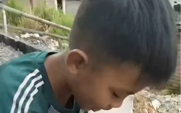 Thumbnail Berita - Video Viral Sejumlah Bocil Dapati Baut Rel 'Longgar' di Jember, Begini Respon PT KAI