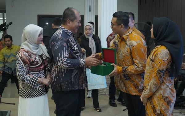 Thumbnail Berita - Malam Pisah Sambut Danlanal TBA, Bupati Asahan Beri Cinderamata