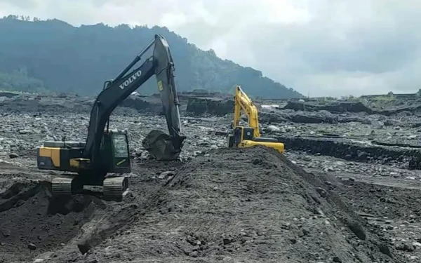 Thumbnail Berita - Demi Selamatkan Tanggul dari Banjir, HPBI Lumajang Lakukan Sudetan Sungai