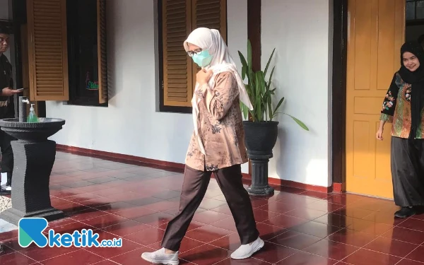 Thumbnail Berita - Mantan Bupati Blitar Mak Rini Diperiksa 6 Jam di Kejari Terkait Dugaan Korupsi Proyek DAM Rp4,92 Miliar