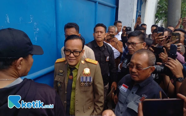 Datangi Gudang Milik Diana, Wamenaker Sempat Tidak Dibukakan Pintu