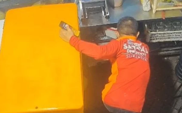 Thumbnail Viral Pencuri Berpakaian Satgas DPRKPCKTR Surabaya, Kominfo: Itu Seragam Lama