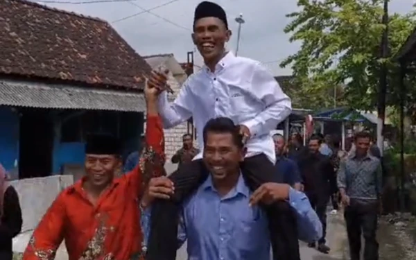 Thumbnail Unik, Pria Nikah Usia 42 Tahun di Tuban Digendong Teman Setelah Akad Nikah
