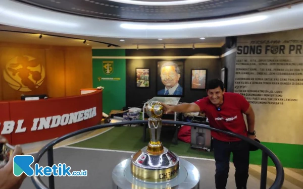 Thumbnail Berita - Sambil Pegang Trofi, Alfredo Vera Kenang Momen Bawa Persebaya Promosi Liga 1