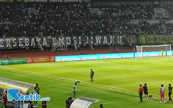 Thumbnail Berita - Babak Pertama Derbi Suramadu 0-0, Slavko Kartu Merah