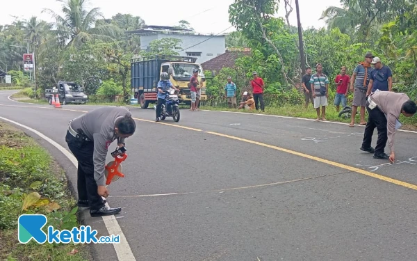 Thumbnail Berita - Ngebut di Tikungan, Pelajar Pacitan Alami Patah Tulang Usai Seruduk Truk