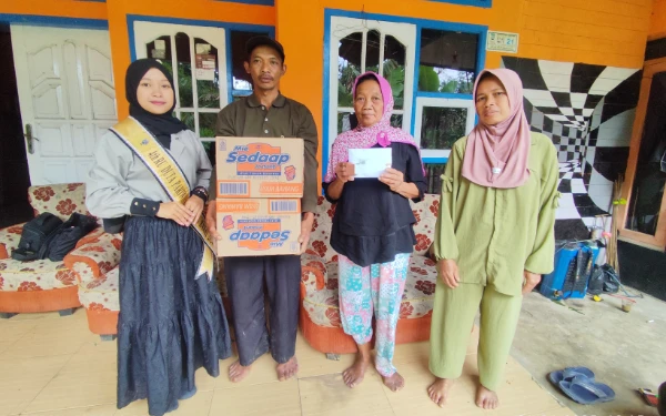 Thumbnail Berita - Hari Kartini, RU 4 Duta Pariwisata Jabar 2024 Ai Susanti Salurkan Bantuan bagi Korban Kebakaran di Cililin