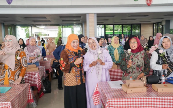 Thumbnail Berita - Gubernur Khofifah Serahkan Bantuan KIP Putri Jawara Tepat di Hari Kartini