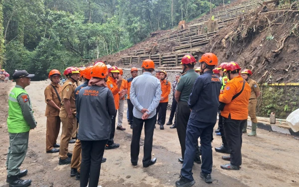 Thumbnail Berita - Pascabencana longsor, Jalur Pacet–Cangar Dibuka Terbatas Mulai 23 April 2025