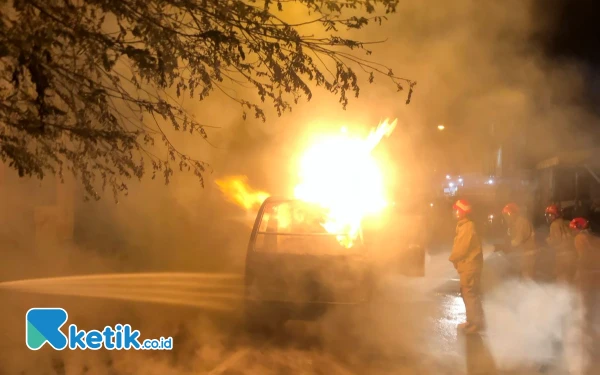 Thumbnail Berita - Sopir Angkot di Kota Batu Kabur Saat Kendaraannya Yang Memuat BBM Terbakar