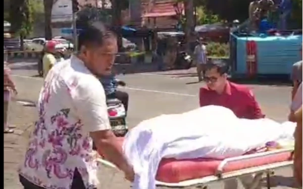 Thumbnail Berita - Viral Mobil Ambulans Terguling di Depan Masjid Roudhotul Muchlisin Jember, Jenazah Dievakuasi