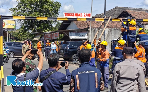 Thumbnail Berita - Perlintasan Kereta Api di Jember Dipasang Portal Dimensi Baja, KAI Sebut Upaya Mitigasi Kecelakaan