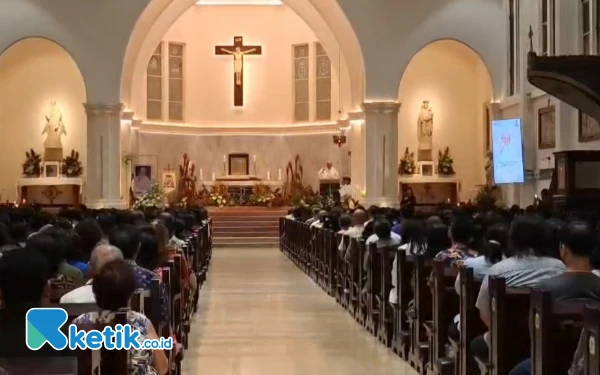 Jemaat Gereja Katolik Hati Kudus Yesus Katedral Surabaya Gelar Doa untuk Paus Fransiskus