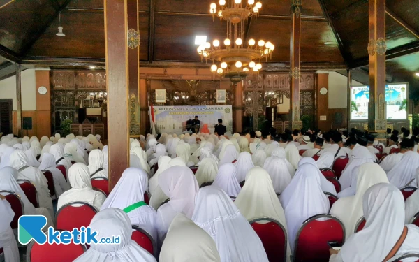 Thumbnail Berita - Titip Doa, Bupati H Gatut Sunu Wibowo Lepas Ribuan Calon Jamaah Haji Tulungagung