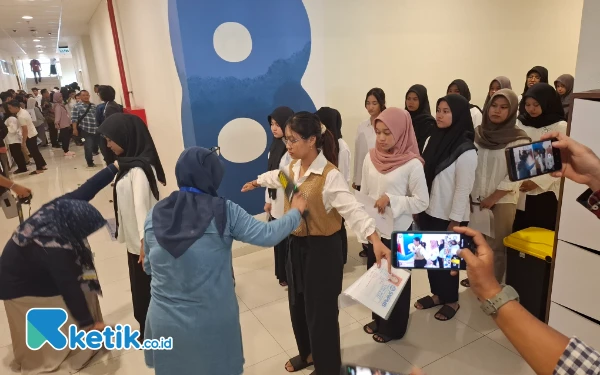 Thumbnail Berita - Super Ketat! UTBK Unair Gunakan Alat Detector Hingga Lepas Sepatu