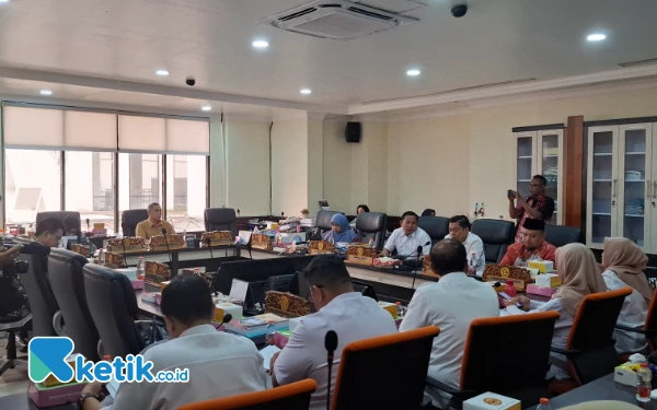 Thumbnail Berita - Selesai Bayar Denda Rp 300 Ribu, Stan Es Krim Alkohol di Surabaya Diperbolehkan Buka