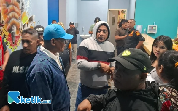 Thumbnail Berita - Asisten III dan Kadisnaker Pemkab Halsel Keluar-Masuk THM Karaoke