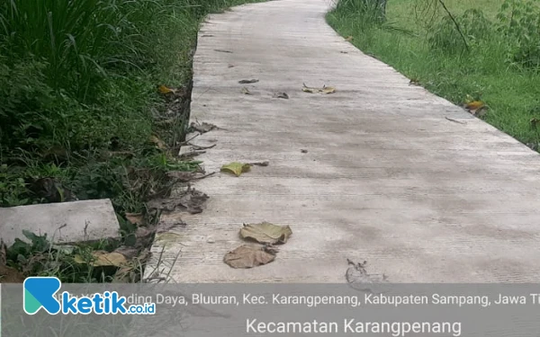 Thumbnail Berita - Proyek Rabat Beton Tanpa Papan Nama di Desa Bluuran Sampang Sudah Retak, Kades dan Camat Kompak Bungkam