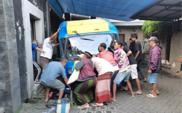 Thumbnail Berita - Pekerja Bengkel di Kota Batu Tewas Tertimpa Mobil Tayo