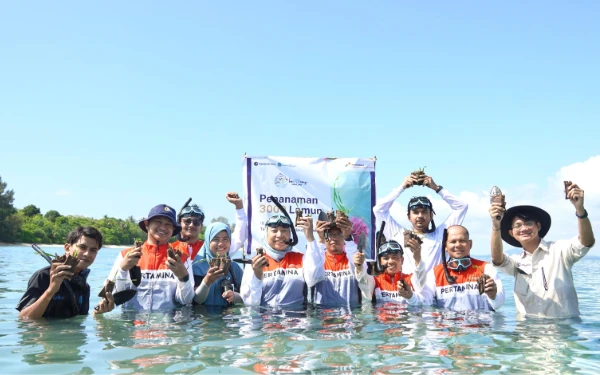 Thumbnail Berita - Peduli Bumi, PIS Hijaukan Teluk Bakau Lewat Penanaman 3.000 Lamun