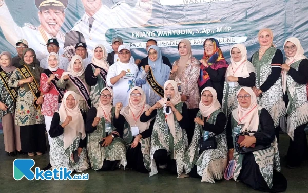 Thumbnail Berita - Inspirasi Bunda PAUD Kabupaten Bandung Emma Dety: 3.840 Anak Pecahkan Rekor MURI Membatik Ecoprint