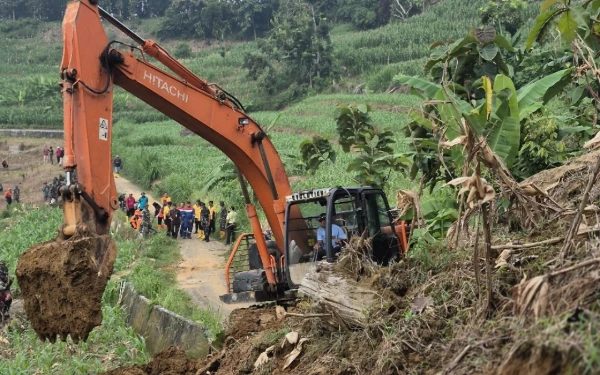 Thumbnail Jalur Soko-Montong Longsor, BPBD Tuban Libatkan Pentaheliks dan TNI-Polri