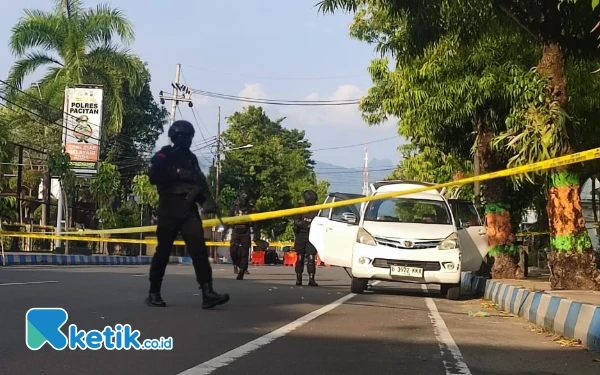 Thumbnail Berita - Diduga Bawa Bom, Dua Mobil di Area Mapolres Pacitan Diperiksa Brimob Polda Jatim
