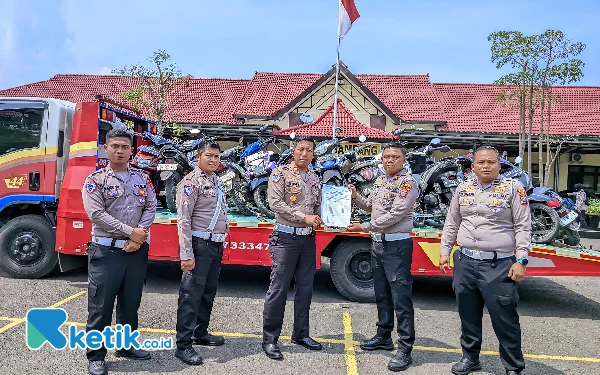 Thumbnail Berita - Diduga Gelar Razia di Sampang, Satlantas Polres Bangkalan Limpahkan 23 BB ke Satlantas Sampang