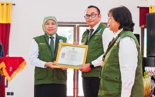 Thumbnail Berita - Retreat ala Prabowo Berakhir, Ini Pesan Gubernur Jatim