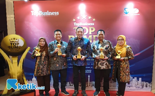 Thumbnail Berita - Berkat Dukungan Bupati, Bank Sampang Kembali Raih Predikat Top BUMD Awards Bintang 5 Tahun 2025