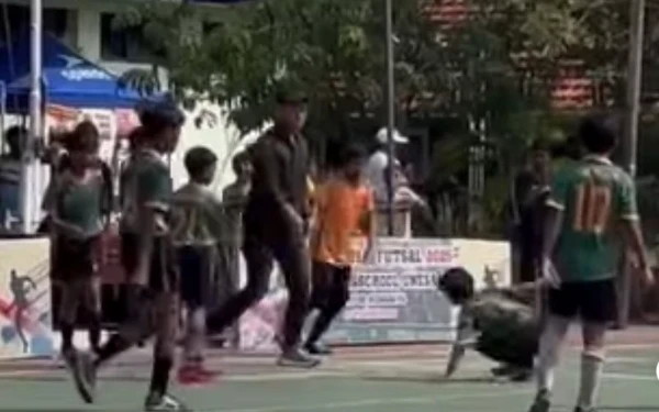Thumbnail Berita - Viral! Pemain Futsal di Surabaya Dibanting Pelatih Usai Selebrasi