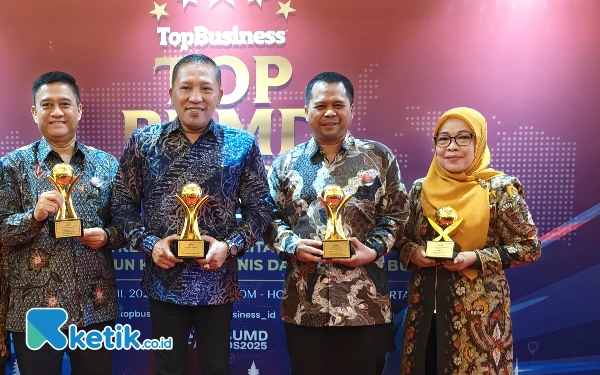 Thumbnail Berita - Berikan Kontribusi Nyata dan Kinerja Apik, Syaifullah Asyik Raih Penghargaan TOP CEO BUMD Awards 2025