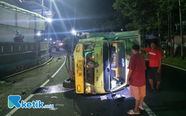 Thumbnail Berita - Lalai Sesaat, Truk Hantam Pagar Rumah Kades di Pacitan hingga Terguling