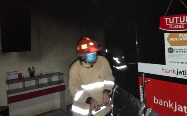 Thumbnail Berita - Bank Jatim di Kecamatan Kalisat Jember Terbakar, Satpam Alami Luka Bakar Saat Berusaha Padamkan Api