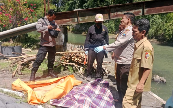 Thumbnail Berita - Mister X di Jember Ditemukan Tewas Tergeletak di Bawah Jembatan