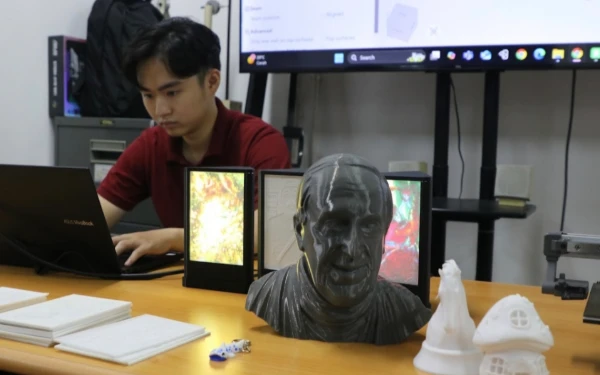 Thumbnail Berita - 3D Printing Wajah Paus Fransiskus, Karya Penghormatan Alumni Ubaya