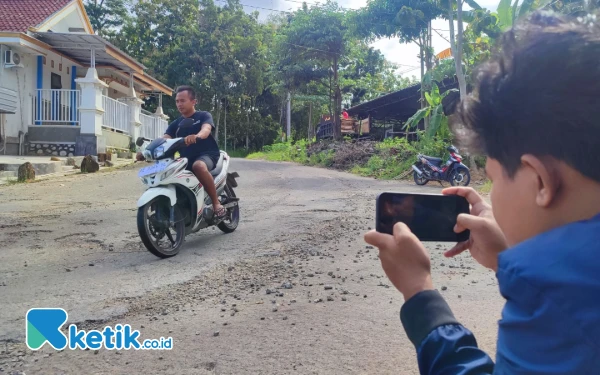 Thumbnail Berita - Mau Lapor Jalan Rusak? Sabar Dulu, Pemkab Pacitan Tak Bisa Janji Perbaikan Tahun Ini