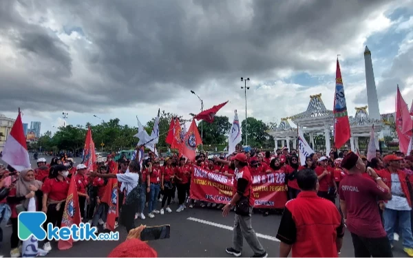 Thumbnail Berita - FSPMI Tuntut Kesejahteraan Hingga Ajukan Gus Dur Jadi Pahlawan Nasional di May Day 2025