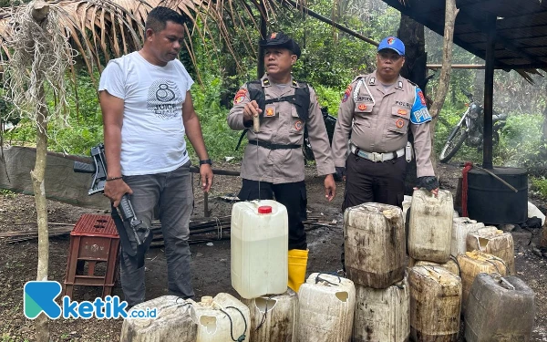 Thumbnail Berita - Polsek Gane Barat di Halsel Grebek Tempat Produksi Miras di Desa Boso, Produsen Melarikan Diri