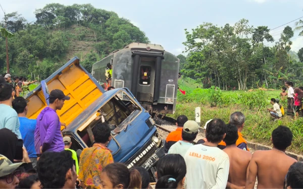 Thumbnail Berita - Truk Muatan Pasir di Jember Tabrak Kereta Api Ijen Ekspres di Perlintasan Tanpa Penjaga