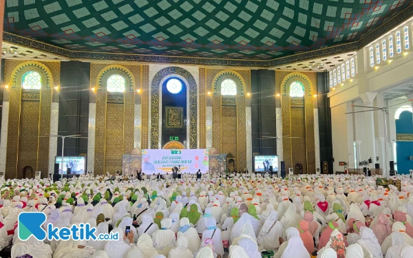 Thumbnail Berita - Menginap di Al Akbar, Khofifah Puji Semangat Ibu-Ibu Muslimat