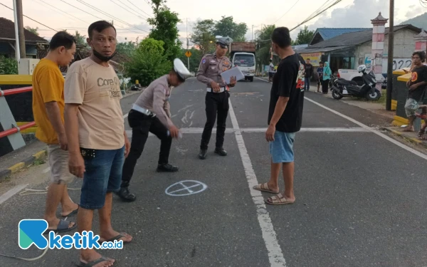 Thumbnail Berita - Coba Salip Mobil, Pengendara Revo di Pacitan Tewas Sruduk Truk: Satu Dirawat di RS