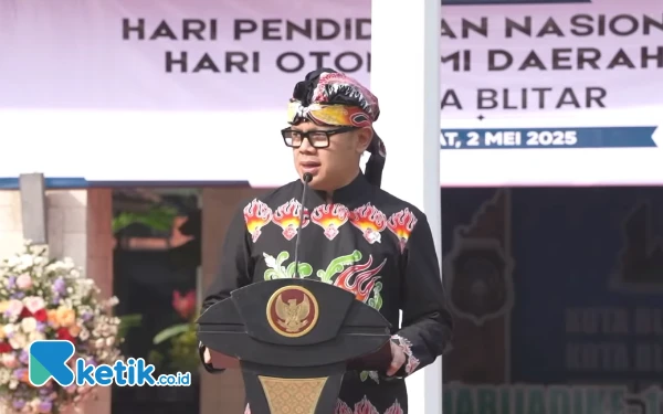 Thumbnail Berita - Wamendagri Bima Arya Jadi Inspektur Upacara Hardiknas 2025 Kota Blitar: Titip Cetak Generasi Berkarakter