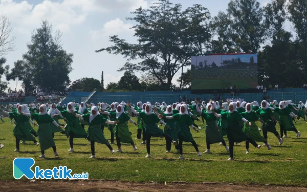 Thumbnail Berita - Tari Massal Meriahkan Peringatkan Hardiknas di Kota Batu