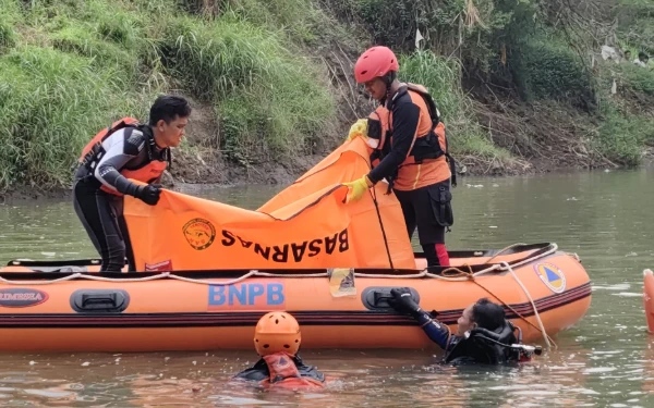 Thumbnail Mobil Terjun ke Sungai Nganjuk, Tim SAR Evakuasi Jenazah Pengemudi