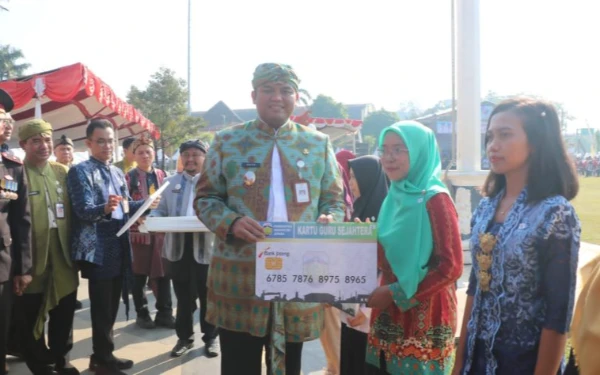 Thumbnail Berita - Jepara Luncurkan Kartu Guru dan Sarjana: Langkah Nyata Menuju Pendidikan Merata dan Berkualitas