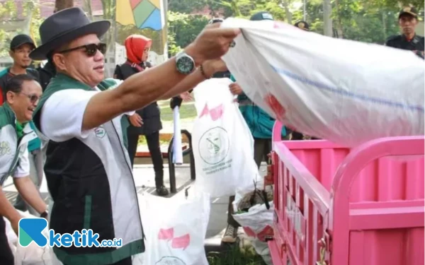 Thumbnail Berita - Bupati Bandung Instruksikan Opsih Kantor dan Lingkungan Kerja Tiap Hari