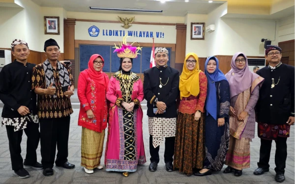 Kepala LLDIKTI Wilayah VII Kenakan Pakaian Adat Gorontalo pada Peringatan Hardiknas 2025