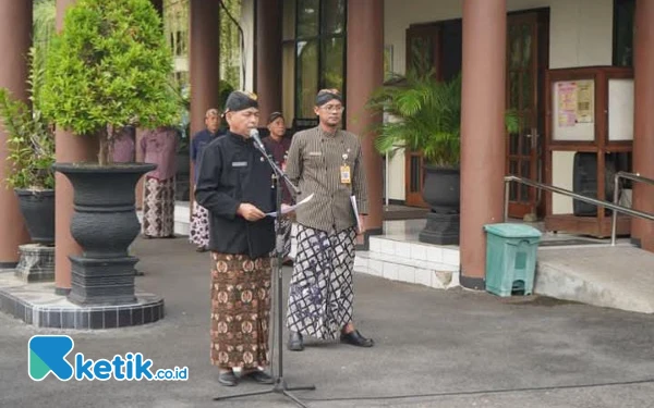 Thumbnail Berita - Peringatan Hardiknas ala Pemkab Trenggalek, ASN Gunakan Pakaian  Adat Jawa